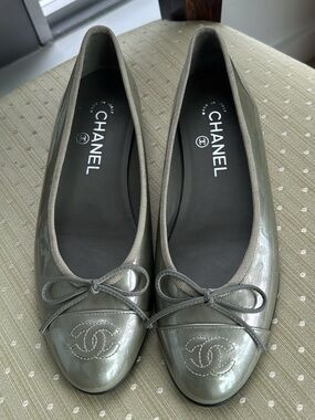 CHANEL Gray Patent Ballet Flats with Bow
